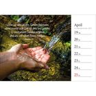 Text: "Wenn wir aber unsere Sünden bekennen [...] reinigen." - 1. Johannes 1,9. Zu sehen sind Hände, die Wasser schöpfen. Kalender für April.