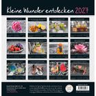 "Kleine Wunder entdecken 2027" zeigt zwölf Kalenderblätter mit farbigen Objekten auf Schwarz-Weiß-Hintergrund.