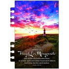 "Nähme ich Flügel der Morgenröte..." Psalm 139,9-10. Sonnenuntergang am Meer mit Leuchtturm und fliegenden Vögeln.