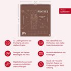 Der Kalender zeigt einen gezeichneten Panther für Januar. Mit Texten: „Entschlossenheit“, „Aufbruch“, „Resilienz“. Made in Germany.