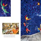 Eine blaue, glitzernde Grotte mit bunten, abstrakten Figuren an den Wänden.