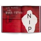 „Los Patos del Buen Retiro“, „NIP“. Illustration mit rotem Hintergrund und weißer, formähnlicher Fläche.