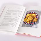 Text: "GOUGÈRES". Beschreibung eines Rezepts für gefüllte Käsebällchen. Abbildung zeigt goldbraune Käsebällchen auf einem bunten Teller.