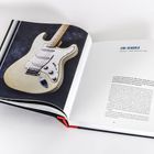 JIMI HENDRIX: Woodstock - Fender Stratocaster, 1968. Bild zeigt eine weiße E-Gitarre. Buchseite mit Text und Foto.