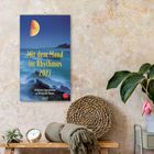 Kalender „Mit dem Mond im Rhythmus 2027“. Auf einem Tisch: Decke, Pflanze, Uhr, Korb.