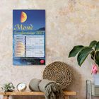 Wandkalender mit „Mond Familientimer 2021“ und „Praktische Tagesplanung im Zeichen des Mondes“. Darunter Möbel und Pflanzen.