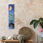 "Mit dem Mond im Rhythmus 2027" steht auf einem Kalender, der an einer strukturierten Wand hängt. Darunter Pflanzen.