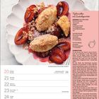 Rezept: Topfennocken mit Zwetschgenröster. Zutaten: Quark, Eier, Zucker. Bild zeigt Dessert in Schale mit Pflaumen. Kalenderseite.