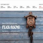 Oktober 2027 Kalender, Woche 43. Kuckucksuhr an blauer Holzwand. Text: „Noch drei Stunden bis Feierabend...“