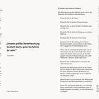 Texte: 
„Unsere größte Verantwortung besteht darin, gute Vorfahren zu sein.“ — Jonas Salk. 

Es gibt zwei textlastige Seiten mit Designprinzipien und Überlegungen zum Bauen und Gestalten für die Zukunft.