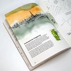 Text: "Im Kontext der Umgebung". Skizzenhafte Zeichnungen einer Stadt mit farbigen Aquarell-Elementen.