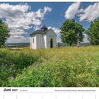 Juni 2027. Kapelle auf dem Kalvarienberg in Marsberg-Obermarsberg. Weiße Kapelle, Wiese, blauer Himmel mit Wolken.
