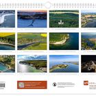 Ein Kalender mit zwölf Luftaufnahmen, je einem für jeden Monat, zeigt verschiedene Landschaften und Küsten.