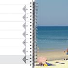 August 2027 Kalenderseite. Links Termine, rechts Strand mit Sand, Meer, Menschen und bunten Sonnenschirmen.