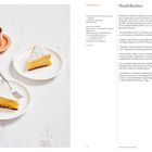 "Mandelkuchen. Zubereitung: 15 Minuten, plus Zeit zum Abkühlen. Zutaten: 6 Eier, 200g Zucker, Mandeln, Zitrone, Zimt."  
Rechts Text, links zwei Teller mit Kuchen und eine Tasse Kaffee.