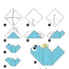 Anleitung zum Falten eines blauen Papiervogels in acht Schritten, letzter Schritt mit Auge und Schnabel des Vogels. Text: "Der Scooter".