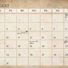 Kalender für August mit Notizen: "Ginny Weasley" am 11., "Percy Weasley" am 22., und "Fleur & Bill 1997" am 1.