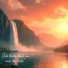 „Ich liebe dich so, wie du bist.“ Ein Wasserfall fließt in einen See, umgeben von Bergen im Sonnenuntergang.