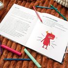 „HALLO DU!“ und „WAS MACHT DICH WÜTEND?“ stehen oben. Rotes Monster mit Hörnern, Stifte auf braunem Stoff.