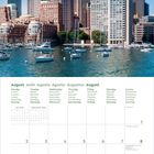 Kalenderseite August 2027 in mehreren Sprachen. Oberhalb: Stadtbild mit Skyline, Segelboote auf dem Wasser.
