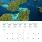 November-Kalender mit Wochentagen auf mehreren Sprachen. Inseln mit grüner Vegetation im blauen Meer.