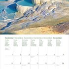 Kalender für November 2027 mit Wochentagen in mehreren Sprachen. Oben: Terrassen mit blauem Wasser in einer Landschaft.