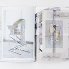 Seite 124 und 125: Skulpturen aus Stein und Metall auf Ständern. Rechts grafische Zeichnungen und Überlagerungen.