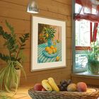 Illustration: Zitronen und Blattwerk in Vase. Holzvertäfelte Wand. Obstkorb mit Äpfeln, Bananen, Weintrauben.