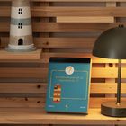 Ann Kathrin Klaasen gilt als Spezialistin für ...? Montag, 4. Januar. Ein Tischkalender auf einem Holzregal neben Lampe.