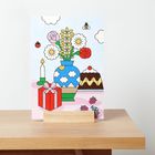 Illustration mit Blumen in blauer Vase, Geschenk, Kerze, Kuchen und Insekten vor hellem Hintergrund.