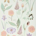 Eine Illustration zeigt stilisierte Blumen in Pastelltönen mit goldenen Akzenten, angeordnet auf hellem Hintergrund.