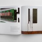 Es steht "Omega Man (trillion-second countdown), 2011". Links zeigt eine Nahaufnahme einer Platine. Rechts eine Wandinstallation.