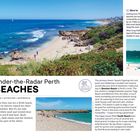 08 Under-the-Radar Perth Beaches. Ein Strand mit klarem, blauem Wasser und Menschen beim Entspannen.