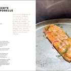 "Marinierte Lachsforelle für 4 Personen." Ein Rezepttext links, Foto eines gebackenen Lachsfilets mit Kräutern und Zwiebeln rechts.