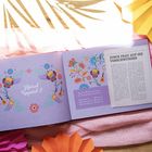 "Rätsel Kapitel 2" auf lila Hintergrund mit Blumenmuster, daneben ein Zeitungsausschnitt: "JUNGE FRAU AUF SEE VERSCHWUNDEN".