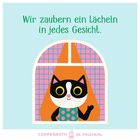 Text: "Wir zaubern ein Lächeln in jedes Gesicht." Illustration einer Katze vor einem Fenster, fröhlich und bunt gestaltet.
