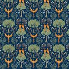 Keine sichtbaren Texte. Muster mit stilisierten Bäumen, Vögeln und Blüten auf dunkelblauem Hintergrund.