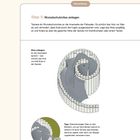Bauanleitung: Schritt 5, Wurzelschutzvlies einlegen. Illustration von Spirale mit eingesetztem Vlies, Text erklärt Details.