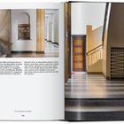 Texte beschreiben einen Eingang aus den 1930ern von Pier Giulio Magistretti. Links Treppenhaus, rechts moderne Holztür.