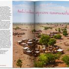 "Architecture empowers communities" in rosa Schrift. Luftaufnahme eines traditionellen Dorfes in trockener Landschaft.