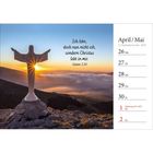 Zitat: "Ich lebe, doch nun nicht ich, sondern Christus lebt in mir." Galater 2,20. Kalenderwoche: 17. KW 2027. Vor einem Sonnenaufgang steht eine Christusstatue auf einem Berg.