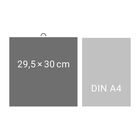 Links steht "29,5×30 cm" auf einem dunklen Hintergrund, daneben "DIN A4" auf einem helleren Hintergrund.