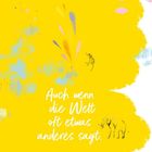 Ein gelbes Gemälde mit dem Text: "Auch wenn die Welt oft etwas anderes sagt." Ein Elefant, Affe, Farbspritzer, rosa Wolken.