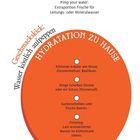 Geschmackskick: Wasser köstlich aufpeppen. HYDRATATION ZU HAUSE – Ideen für aromatisiertes Wasser oben auf einer orangefarbenen Fläche.