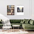 Zwei Wandkalender, links "City Life 2023", darüber eine gemütliche grüne Couch und zwei runde Tische.