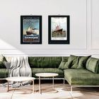 Links: "Schiffsplakate Red Star Line Antwerpen New York." Rechts: "Cunard Line." Wohnzimmer mit grüner Couch.