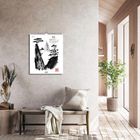 Kalender mit "Die Kunst der Klarheit" und Naturillustration an grauer Wand; daneben Bank und Pflanze im Flur.