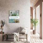 „Impressionisten“ steht auf einem Kalender, der an einer hellen Wand hängt. Rustikale Einrichtung mit Pflanzen.