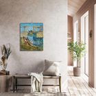 "Vincent van Gogh" ziert einen Kunstkalender von 2022 an einer Wand. Darunter ein Sofa mit Kissen, daneben Pflanzen.