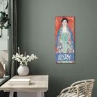 Text: "GUSTAV KLIMT" und "2024." Illustration einer Frau mit blauem, floralem Umhang an grüner Wand. Darunter ein Tisch mit Blumen.